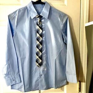 New with tags. Boys fitted long sleeve button up w/ collar shirt w tie.
